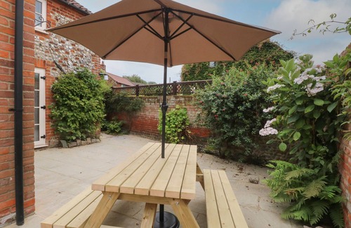 Hickling Cottage | WALLFLOWER COTTAGE, pet friendly, with open fire in Stalham