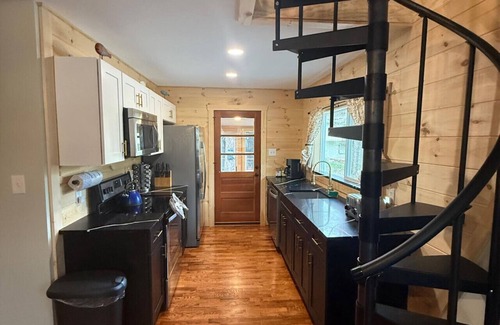 Hawley Cabin | Wally`s Cabin|New|Hot Tub|Kayaks|Firepit|Fireplace