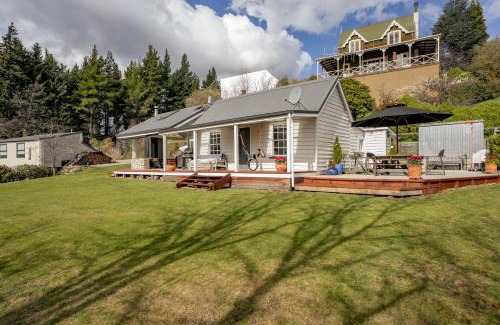 Wanaka House | Walnut Cottage - Sleeps 6, Walk to Lake