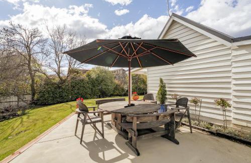 Wanaka House | Walnut Cottage - Sleeps 6, Walk to Lake