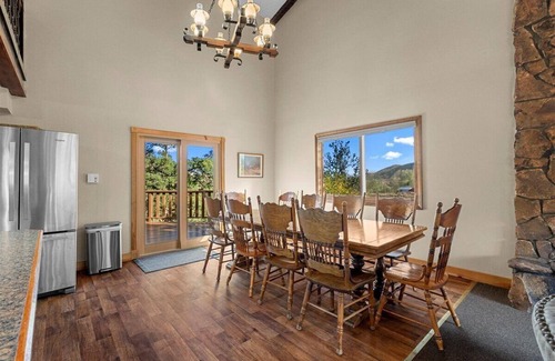 Manitou Springs House | Waltons Mountain Lodge with large HOT TUB