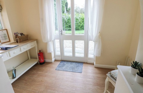 Walworth Cottage | WALWORTH CASTLE HOLIDAY COTTAGE, pet friendly in Darlington
