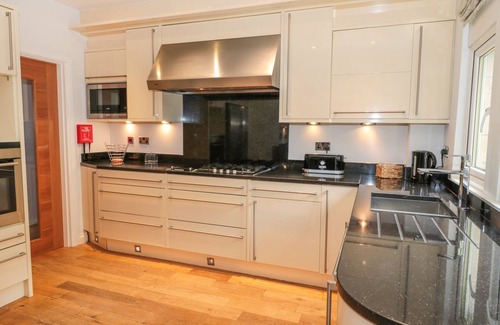 Walworth Cottage | WALWORTH CASTLE LODGE, pet friendly, with hot tub in Darlington