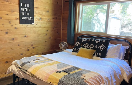 Pine Cove Cabin | WANDER WILD - Cozy cabin in the woods, hot tub