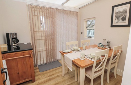 Potter Brompton Cottage | WANSBECK COTTAGE, pet friendly, with open fire in West Ayton
