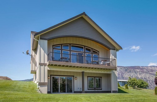 Manson House | Wapato Lake Retreat-Sleeps 6, Waterfront and dock!