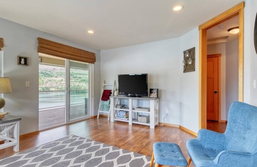 Manson House | Wapato Lake Water Front Home w/ Private Dock