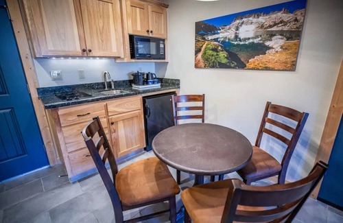 Mammoth Lakes Hotel | Warm Alpine Room Near Mammoth Mountain, Ideal for Relaxing After Ski Adventures