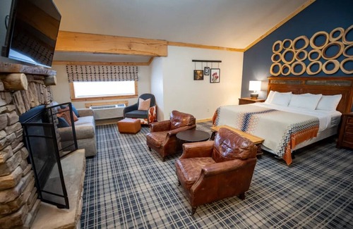 Mammoth Lakes Hotel | Warm Alpine Room Near Mammoth Mountain, Ideal for Relaxing After Ski Adventures