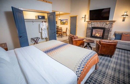 Mammoth Lakes Hotel | Warm Alpine Room Near Mammoth Mountain, Ideal for Relaxing After Ski Adventures