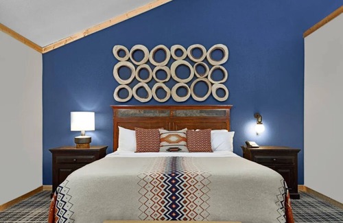 Mammoth Lakes Hotel | Warm Alpine Room Near Mammoth Mountain, Ideal for Relaxing After Ski Adventures