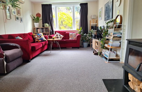 Pukerua Bay House | Warm and colourful, with beach and birdsong