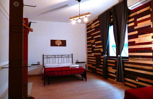 Piazza Armerina Bed & Breakfast | Warm and cozy room with handcrafted recycled wood finishes