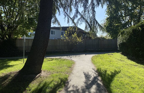 Richmond House | Warm & Cozy Garden suite - YVR with Free parking