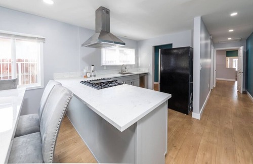 Los Angeles House | Warm & Cozy Newly Renovated & Furnished 5-Bedroom/3-Bathroom Home