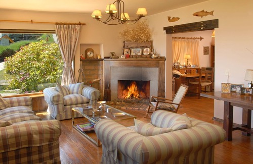 San Carlos de Bariloche House | Warm House on the Edge of Lake H28