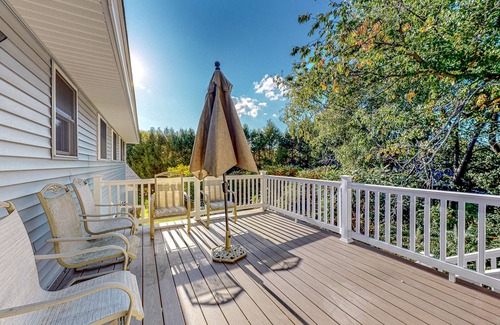 Greenland House | Warm house with pool table, large deck, AC, washer/dryer, & beautiful kitchen