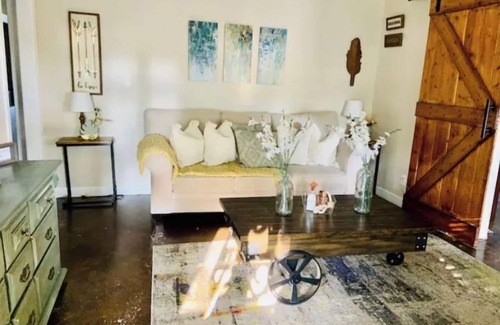 Greenwood House | Warm & Inviting home 5 minutes walking distance from restaurants.