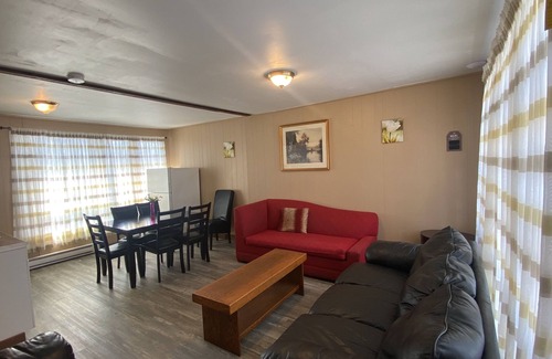 Wasaga Beach Cottage | Wasaga Beach Walk to Main Beach Free Parking Free Wifi