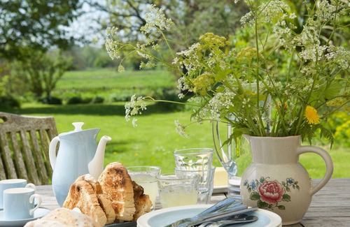 Saxmundham Cottage | WATER MEADOW COTTAGE, pet friendly, with a garden in Saxmundham