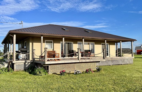 Darnley Cottage | Water view cottage - Walk to Thunder Cove Beach!