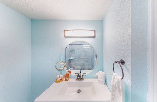 Port Isabel Condo | Water-view downtown condo with outdoor pool, balcony, W/D, AC - 30 day min stay