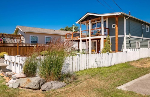 Blaine House | Water view, walking distance to beach, BBQ, decks, laundry BBH 4836