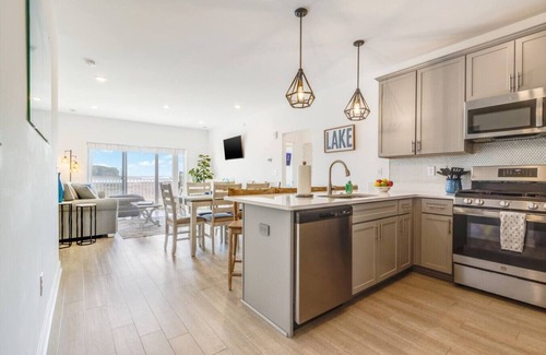 Rehoboth Beach Condo | Water Views * Balcony * Pool * Fast Wi-Fi