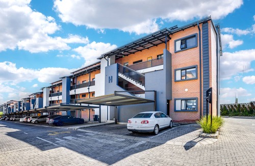 Greater Johannesburg Metropolitan Area Apartment | WATERFALL RIDGE