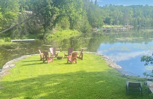 Trent Lakes House | Waterfieldhouse 2 bedroom with two ensuites and a Muskoka room
