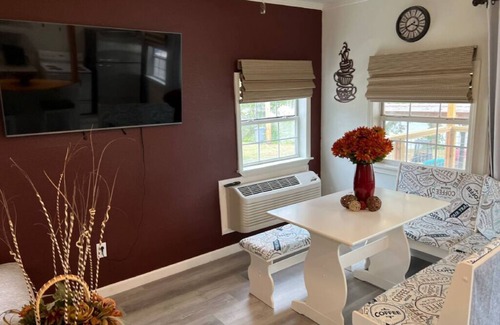 Grove Apartment | Waterfront 2 Bedroom/Duplex G/Newly Remodeled