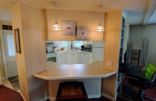 Jamaica Bay House | Waterfront 2BR Getaway in Jamaica Bay