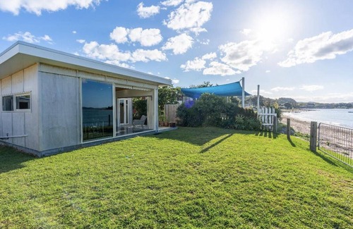 Pataua House | Waterfront 3-bedroom house + 3 bedroom cabin in beautiful Pataua South with WiFi