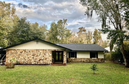 Sorrento House | Waterfront 3 Bedroom Cottage with Dock and Kayaks Close to Mount Dora & Sanford