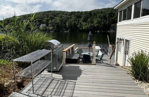 Southbury House | Waterfront 3-bedroom house with AC and WiFi in tranquil Southbury