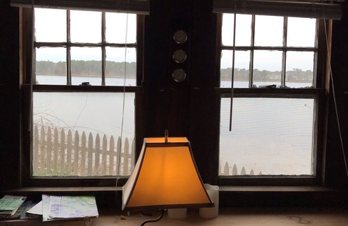 West Dennis Cabin | Waterfront, Amazing Sunsets, Dock, Fishing and a Small Beach, 1 Bedroom Sleeps 3