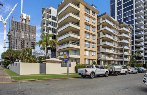 Burleigh Heads Apartment | Waterfront at Wyuna