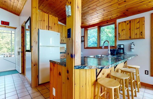 Northern Bruce Peninsula Ski Chalet | Waterfront Bliss at The Lookout: Serene & Spacious