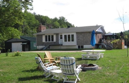 Notre-Dame-du-Laus Cottage | Waterfront Cottage 5 BD/2 BTH — 1 HR Downtown Ottawa 💗