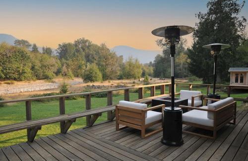 Packwood House | Waterfront Cabin at White Pass and Mount Rainier National Park