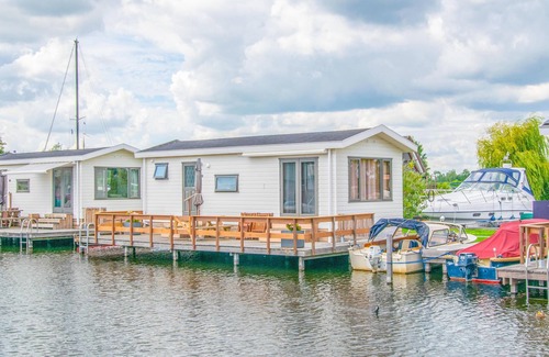 Municipality of Stichtse Vecht Boat Rental | Waterfront chalet with jetty