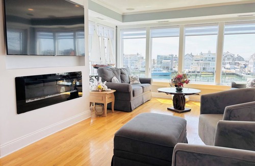 Mystic - New London House | Waterfront Comfort: 2-Bedroom Home in Prime Coastal Location
