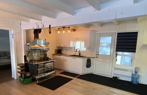 Chertsey Cabin | WATERFRONT COTTAGE
