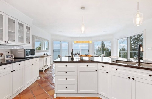 Meaford House | Waterfront Cottage on Georgian Bay w/Hot Tub