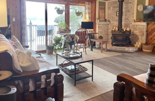 Windermere House | Waterfront Cottage with 11/10 Views on 3 Mile Lake