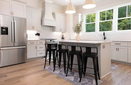 Dadeville House | Waterfront, Gameday Ready, Kayak, Dock, EV Charger - 4 Bed/3 Bath