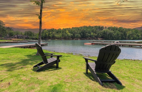 Dadeville House | Waterfront, Gameday Ready, Kayak, Dock, EV Charger - 4 Bed/3 Bath