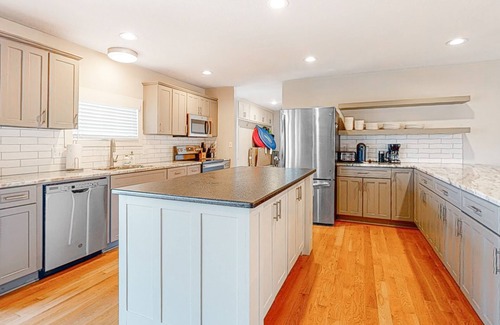 Rogers House | Waterfront home with Ping-Pong, washer/dryer & fireplace