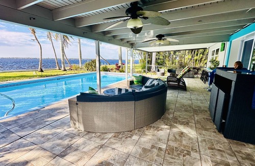 Rainbow Groves House | Waterfront House with Heated Pool, Jacuzzi & Private Dock