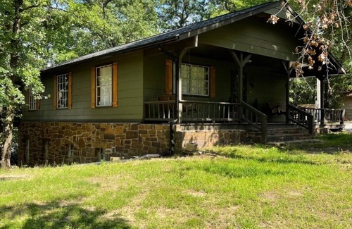 Hoyt House | 🔥WATERFRONT* KAYAKS* PRIVATE DOCK* POOL TABLE* HOT TUB* LAKE EUFAULA🔥
